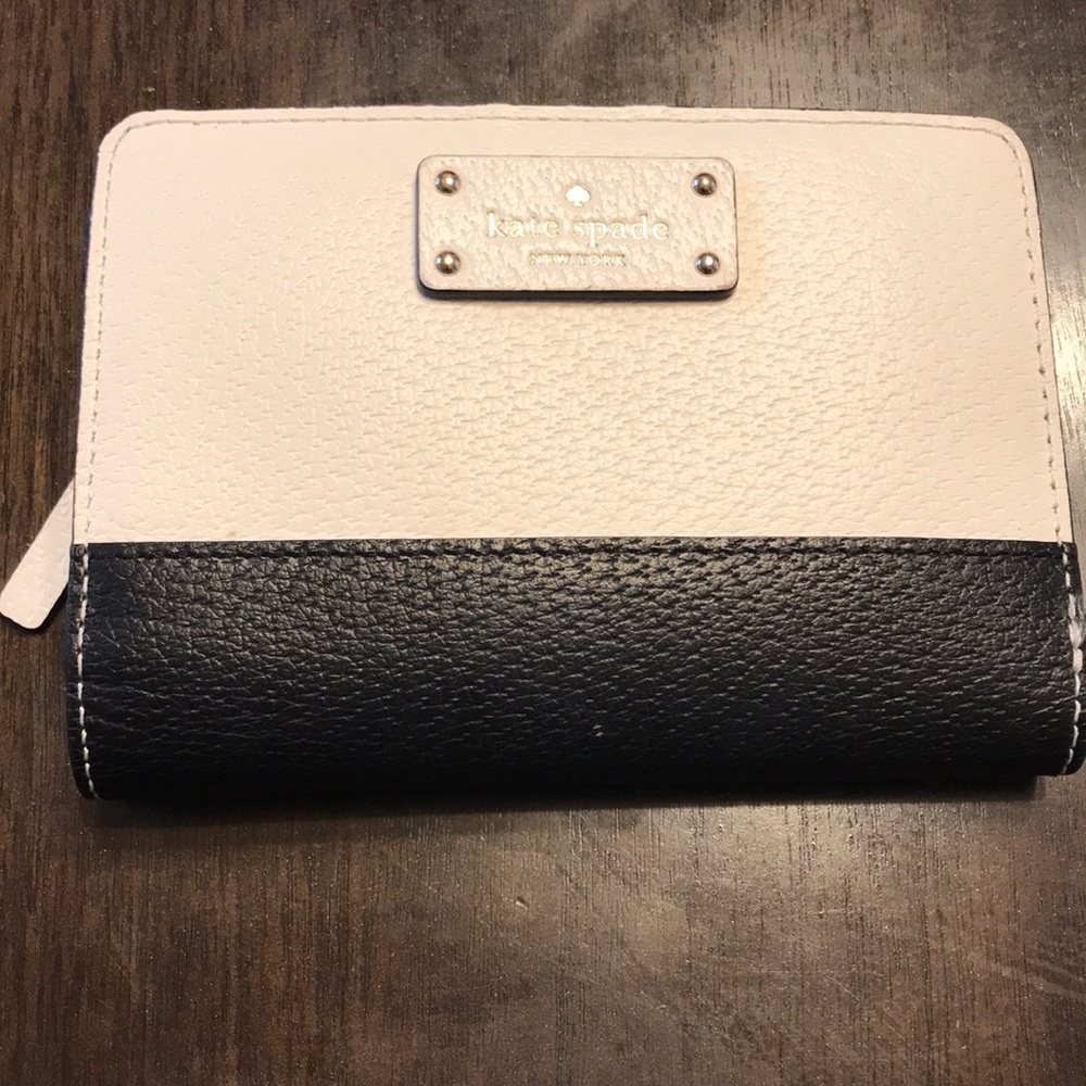 Kate Spade ♠️ Black and white wallet